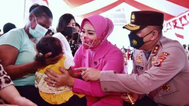 membagikan bansos saat meninjau vaksinasi