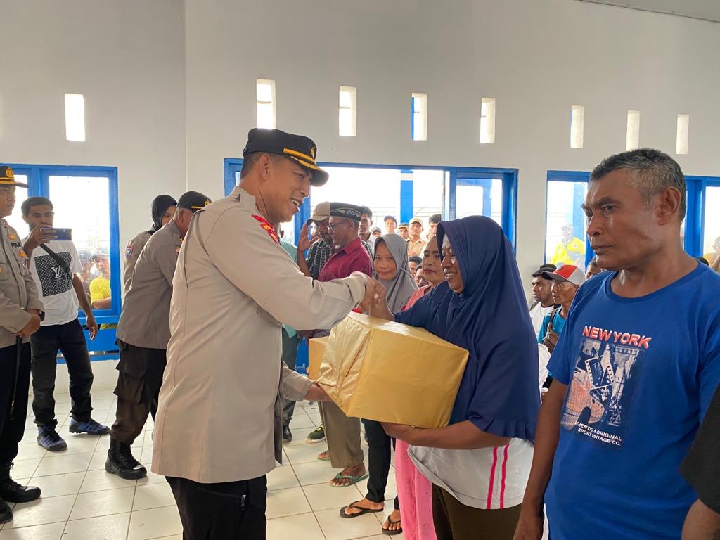 Kapolda Serahkan Ratusan Paket Sembako Dan Alat Keselamatan Bagi ...