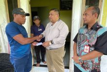 Orang Tua Siswa SD yang Meninggal Terseret Banjir Terima Santunan dari Pemkot Ambon 26 IMG 20240606 224141