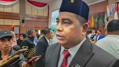 Ketua DPRD Maluku Benhur G Watubun 1