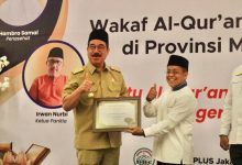 Gubernur Maluku Hendrik Lewerissa Serahkan 24 Ribu Wakaf Al Quran dari IKA DBC Plus 25 Wakaf Al Quran