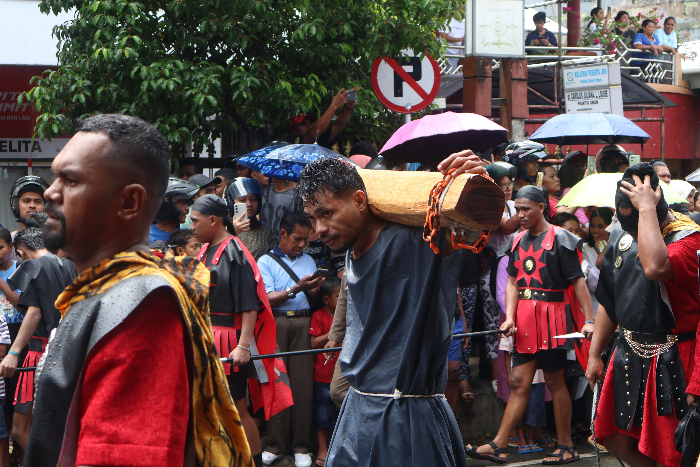 Dramatisasi Jalan Salib Hidup di Ambon: Ketika Kota Musik Berkidung Tentang Pengorbanan dan Persatuan 2 dramatisasi jalan salib