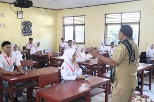 Buka Ujian Sekolah di SMA Negeri 11 Ambon, Wakil Gubernur Maluku Tekankan Pentingnya Kedisiplinan 2 IMG 20260413 124807